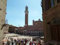 Piazza del Campo  mit dem Palazzo Pubblico in Sienna , Foto am 20.5.2014
