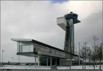 . Tower Flughafen N�rnberg -

Der 45 Meter hohe Turm ist nach vorne geneigt und tr�gt eine sechzehneckige Glaskanzel. B�ror�ume befinden sich in dem langgezogenen Bauteil, der teilweise aufgest�ndert ist.
Architekten (G�nter) Behnisch und Partner, Fertigstellung: 1998

weitere Aufnahmen:
http://architektur.startbilder.de/name/galerie/kategorie/architekten~behnisch-und-partner-stuttgart~1998-kontrollturm-nuernberg.html

05.03.2006 (Matthias)