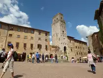 Piazza della Cisterna mit Torre del Cortesi, auch Teufelsturm genannt, in San Gimignano, Foto am 20.5.2014
