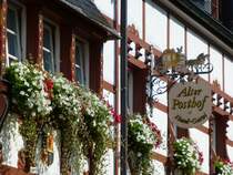 Deutschland, Rheinland-Pfalz, Bernkastel, Hotelschild in der Burgstrasse, 09.08.2014
