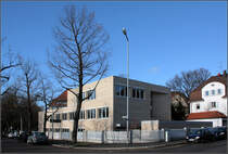 . Erweiterung Mrike-Gymnasium Gppingen -

2011 wurde die Erweiterung des Mrike-Gymnasiums fertigestellt. Der Altbau stammt vom Erbauer des Stuttgart Hauptbahnhofes Paul Bonatz. Der Erweiterungsbau ist zwei bis dreigeschossig, auen Fassade mit hellem Ziegel, im innern berwiegt Sichtbeton und Eichenholz. Architekten: Klumpp + Klumpp Architekten.

http://architektur.startbilder.de/name/galerie/kategorie/architekten~klumpp-und-klumpp-architekten-stuttgart~2011-moericke-gymnasium-goeppingen.html

02.01.2013 (Matthias)