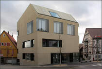. Treff am See in Bblingen -

Nahe am Oberen See in Bblingen steht das neue Brgerhaus der Architekten Zach + Znd aus Zrich. Im finden sich Rume fr vielfltige Nutzungen, fr Jugendliche, Familien und Senioren. Im Erdgeschoss befindet sich ein Caf. Der monolithische Baukrper aus blassgelb eingefrbten Sichtbeton wirkt sehr markant in seinem heterogen Umfeld mit Fachwerkhuser und Bauten der Nachkriegsmoderne. Fertigstellung war 2011.

http://www.swiss-architects.com/de/zach_zuend/projekte-3/mehrgenerationenhaus_treff_am_see_in_der_stadtmitte-31000

26.12.2012 (Matthias)