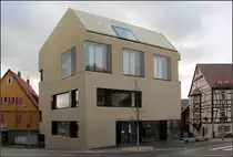 . Treff am See in B�blingen -

Nahe am Oberen See in B�blingen steht das neue B�rgerhaus der Architekten Zach + Z�nd aus Z�rich. Im finden sich R�ume f�r vielf�ltige Nutzungen, f�r Jugendliche, Familien und Senioren. Im Erdgeschoss befindet sich ein Caf�. Der monolithische Bauk�rper aus blassgelb eingef�rbten Sichtbeton wirkt sehr markant in seinem heterogen Umfeld mit Fachwerkh�user und Bauten der Nachkriegsmoderne. Fertigstellung war 2011.

http://www.swiss-architects.com/de/zach_zuend/projekte-3/mehrgenerationenhaus_treff_am_see_in_der_stadtmitte-31000

26.12.2012 (Matthias)