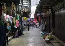 . Im Suq -

Marktgasse in der Altstadt von Jerusalem, wo genau kann ich nicht mehr sagen.

24.03.2014 (Matthias)