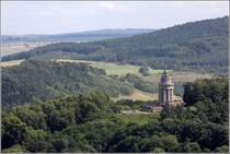 Eisenach. Das 22 m hohe Burschenschaftsdenkmal steht auf der Gpelshhe im Sden der Stadt und wurde 1902 eingeweiht. Am 11.08.2014 habe ich es von der Wartburg aus fotografiert.