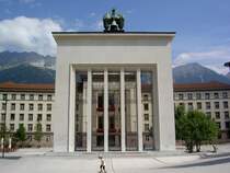 Innsbruck, Freiheitsdenkmal von 1946 und neues Landhaus (03.08.2014)