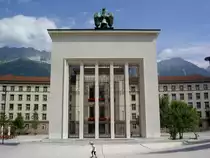 Innsbruck, Freiheitsdenkmal von 1946 und neues Landhaus (03.08.2014)