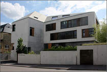 . Ein aufflliger Monolith aus Sichtbeton -

Selbst die Dachflchen sind bei diesem Haus aus Sichtbeton. Die Architekten Blocher Blocher Partners bauten sich fr ihr eigenes Bro diese Gebude, das trotz sein Andersartigkeit trotzdem aufgrund seiner Kubatur sich gut ins Umfeld einfgt. Fertigstellung: 2011.

Siehe auch:
http://architektur.startbilder.de/name/galerie/kategorie/architekten~verschiedene~2011-architekturbuero-stuttgart.html

16.08.2014 (Matthias)