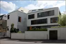 . Ein auff�lliger Monolith aus Sichtbeton -

Selbst die Dachfl�chen sind bei diesem Haus aus Sichtbeton. Die Architekten Blocher Blocher Partners bauten sich f�r ihr eigenes B�ro diese Geb�ude, das trotz sein Andersartigkeit trotzdem aufgrund seiner Kubatur sich gut ins Umfeld einf�gt. Fertigstellung: 2011.

Siehe auch:
http://architektur.startbilder.de/name/galerie/kategorie/architekten~verschiedene~2011-architekturbuero-stuttgart.html

16.08.2014 (Matthias)