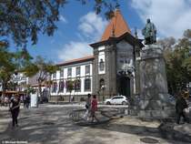 Die  Banco de Portugal  und davor die Statue vom Seefahrer  Jo�o Gon�alves Zarco  - Stadtzentrum von Funchal (Madeira - M�rz 2014)