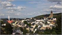 Die Bergstadt Schneeberg wird berragt von den Trmen des Rathauses (links im Bild) und der St. Wolfgangskirche.
11.08.2014