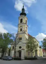 Gro�weikersdorf, St. Georg Kirche, erbaut von 1733 bis 1740 durch Joseph Emanuel 
Fischer von Erlach, neobarocker Kirchturm von Leopold Ernst (20.04.2014)