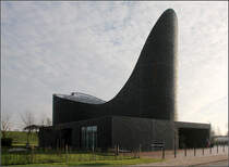 . 'Kirche am Meer'

In Wangerland-Schillig in Ostfriesland steht diese ungewhnliche Kirche. ber dem rechteckigen Grundbau erhebt sich der schwungvolle Baukrper. Von oben als abgerundetes Kreuz zu deuten flieen die Formen des Kirchenschiffes ber in den Turm. Verkleidet ist der Baukrper mit dunklen Ziegeln. Geplant wurde die Kirche von Knigs Architekten aus Kln, Fertigstellung war 2012.

Weitere Aufnahmen:
http://architektur.startbilder.de/name/galerie/kategorie/architekten~verschiedene~2012-kirche-am-meer-wangerland-schillig.html

20.11.2012 (Matthias)