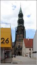 Zwickau. Blick durch das Schulgsschen zum Turm des Doms.
12.08.2014