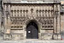 Zwickau. Das Brautportal am Dom ist reichlich von Steinmetzarbeiten umgeben.
12.08.2014