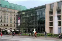 . Akademie der K�nste in Berlin -

In Berlin am Pariser Platz zwischen dem Hotel Adlon und der DK-Bank von Frank Gehry steht die Akademie der K�nste. Obwohl eine steinerne Lochfassade verlangt wurde, setzten die Architekten eine Glasfassade durch. 2004 wurde das Geb�ude nach Verz�gerungen und Plan�nderungen endlich fertig. Architekten waren G�nter Behnisch und Werner Duth.

Siehe auch:
http://architektur.startbilder.de/name/galerie/kategorie/architekten~behnisch-und-partner~2004-akademie-der-kuenste-berlin.html

16.08.2011 (Matthias)