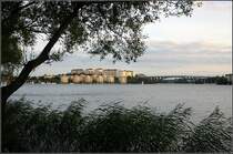 Blick von Stockholms Nachbarkommune Solna ber den Ulvsundasjn hinber zum Stockholmer Stadtteil Kristineberg. Auch hier entstanden neue Wohnbauten am Wasser. Rechts kann die Tranebergsbron erkannt werden, ber die auch die Tunnelbana nach Hsselby strand verkehrt. 21.8.2007 (Matthias)