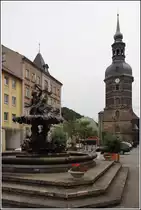 Bad Schandau. Die St. Johanniskirche aus dem Jahr 1679 steht am Ende des Marktplatzes. 
13.08.2014