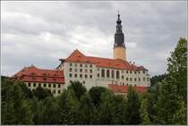 Mglitztal. Schloss Weesenstein aus sdwestlicher Richtung. Das Schloss wurde 1318 erstmals urkundlich erwhnt.
13.08.2014