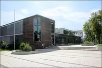 . Neubau am Ort der Trag�die -

Albertville-Realschule Winnenden. Nach dem Amok-Lauf 2009 wurde der Schulbetrieb im Bau der Albertville-Realschule eingestellt und der Untericht in Container weitergef�hrt. Die Schulbau von 1967 wurde umgestaltet und nach Osten und S�den erweitert. Architekten: HSP Hoppe Sommer Planungsgemeinschaft (Stuttgart), Fertigstellung: 2011

21.08.2014 (Matthias)
