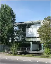 . Sehr gl�sern und filigran -

'Haus der Ingenieure' in Herrenberg.
Geplant von Kauffmann Theilig & Partner (Ostfildern), fertig seit 1994.

Mehr Bilder:
http://architektur.startbilder.de/name/galerie/kategorie/architekten~kauffmann-theilig-partner~1994-haus-der-ingenieure-herrenberg.html

20.08.2014 (Matthias)