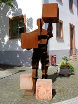 Gllheim, Skulptur vor dem Rathaus (08.06.2014)