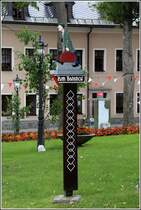 Oberwiesenthal. Auf dem Markt steht dieser Wegweiser zum Bahnhof. 
14.08.2014