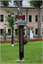 Oberwiesenthal. Auf dem Markt steht dieser Wegweiser zum Bahnhof. 
14.08.2014