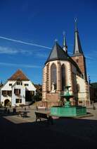 Deidesheim, sptgotische St. Ulrich Kirche und altes Rathaus am Marktplatz (26.07.2009)