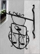 Schwarzenberg. Ausstecker einer Apotheke in der Oberen Schlossstrae. 
15.08.2014