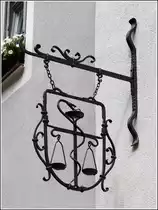 Schwarzenberg. Ausstecker einer Apotheke in der Oberen Schlossstra�e. 
15.08.2014