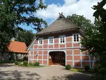 Wohnen im Alter, Schwesternstation und B�cherei sind im Pfarrhaus, einem Fachwerkhaus von 1760 untergebracht, �ber dem Eingangstor der Spruch:  Suche Frieden und jage ihm nach ;  Bispingen (L�neburger Heide), August 2014
