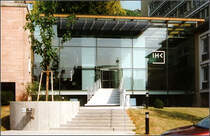 . Nicht alt und schon abgerissen -

Diese schne, filigrane Eingangshalle Jahrgang 1996 musste 2012 einem Neubau der IHK weichen. Leider konnte wohl dieses Bauwerk nicht in einen Neubau integriert werden. Fr mich war es eines der schnsten Huser von Kauffmann und Theilig.

Stuttgart, August 1997 (Matthias)