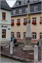 Wolkenstein. Die Postmeilensule (korrekt eigentlich Postdistanzsule) am Markt.
Auf diesen kurschsischen Postmeilensulen werden die Entfernungen in Stunden angegeben, wobei eine Stunde einer halben Postmeile bzw. 4,531 km entspricht.
15.08.2014