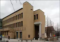 . Sehr gelungen -

1986 wurde in der Stadtmitte von Fellbach bei Stuttgart das neue Rathaus nach Pl�nen des Z�richer Architekten Ernst Gisel fertiggestellt. Ein zeitlos sch�ner Bau, der sich wie selbstverst�ndlich in das Zentrum von Fellbach einf�gt. Hier eine Ansicht des Baues von S�dosten mit dem vorgelagerten Marktplatz.

Mehr Bilder:
http://architektur.startbilder.de/name/galerie/kategorie/architekten~verschiedene~1986-rathaus-fellbach.html

14.03.2011 (Matthias)