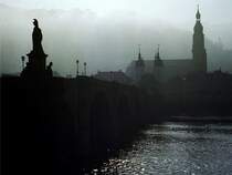 Alte Brücke und Heiliggeistkirche im herbstlichen Morgendunst (Oktober 1997)