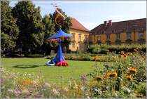 Osnabrck. Im Schlossgarten wurde 1999 die  Solara  der schweizerischen Knstlerin Claire Ochsner aufgestellt. Einzelne Teile der Plastik werden durch die von den eingebauten Solarzellen erzeugte Energie bewegt.
10.08.2014