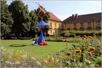 Osnabr�ck. Im Schlossgarten wurde 1999 die  Solara  der schweizerischen K�nstlerin Claire Ochsner aufgestellt. Einzelne Teile der Plastik werden durch die von den eingebauten Solarzellen erzeugte Energie bewegt.
10.08.2014