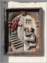 Osnabrck. Amsantes Detail an einem Fachwerkhaus in der Bierstrae (Hotel Walhalla, siehe Bild ID 46914). Der Teufel sitzt auf dem Nachttopf und zeigt einem Menschen die lange Nase.
10.08.2014