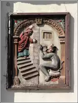 Osnabr�ck. Am�santes Detail an einem Fachwerkhaus in der Bierstra�e (Hotel Walhalla, siehe Bild ID 46914). Der Teufel sitzt auf dem Nachttopf und zeigt einem Menschen die lange Nase.
10.08.2014