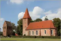 Rastede. Die St.-Ulrichs-Kirche geht auf eine Gr�ndung im Jahr 1059 zur�ck. Der einzeln stehende Glockenturm stammt aus dem 15. Jahrhundert.
28.08.2014