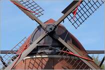 Bad Zwischenahn. An der Kappe der Rgenwalder Mhle sind die Jahreszahlen 1834 (Grndungsjahr der Firma) und 2012 (Fertigstellung der Mhle) zu sehen.
28.08.2014 
Weitere Infos zur Mhle: http://www.bad-zwischenahn-touristik.de/urlaubsthemen/sehenswuerdigkeiten/muehlen/ruegenwalder-muehle.html