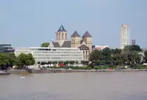 K�ln - Institut der Deutschen Wirtschaft, dahinter St. Kunibert, rechts Hochhaus am Ebertplatz und daneben kath. Kirchengemeinde St. Agnes (Turmspitze)- 31.07.2014