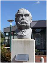 Bad Zwischenahn. Das Schlerdenkmal befindet sich seit 2010 vor dem Geburtshaus des Arztes Wilhelm Heinrich Schler in der Peterstrae. 
28.08.2014 