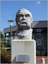 Bad Zwischenahn. Das Sch��lerdenkmal befindet sich seit 2010 vor dem Geburtshaus des Arztes Wilhelm Heinrich Sch��ler in der Peterstra�e. 
28.08.2014 