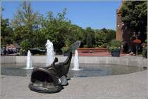 Bad Zwischenahn. Der Brunnen und die Welsfigur auf dem Marktplatz.
28.08.2014