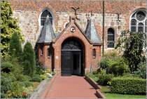 Bad Zwischenahn. Der Eingang zur St.-Johannes-Kirche, die 1134 geweiht wurde. 
28.08.2014 