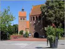 Bad Zwischenahn. Die St.-Johannes-Kirche wurde 1134 geweiht. Der frei stehende Glockenturm stammt aus dem 15. Jahrhundert. 28.08.2014 