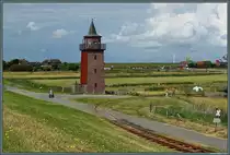 Der 1929 errichtete Leuchtturm von Dageb�ll war bis 1988 in Betrieb. Inzwischen wird der Turm als Minihotel genutzt. Direkt nebenan beginnt die 900mm-Lorenbahn zu den Halligen Oland und Langene�. (05.08.2014)