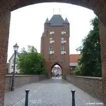 Blick durch das Innere Klever Tor in die Klever Stra�e in Xanten (Kreis Wesel, NRW, Juli 2013)